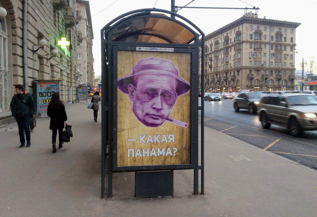 Plakát v ulicích Moskvy.