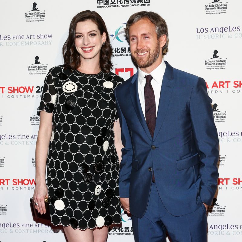 Anne Hathaway a Adam Shulman se stali rodiči.