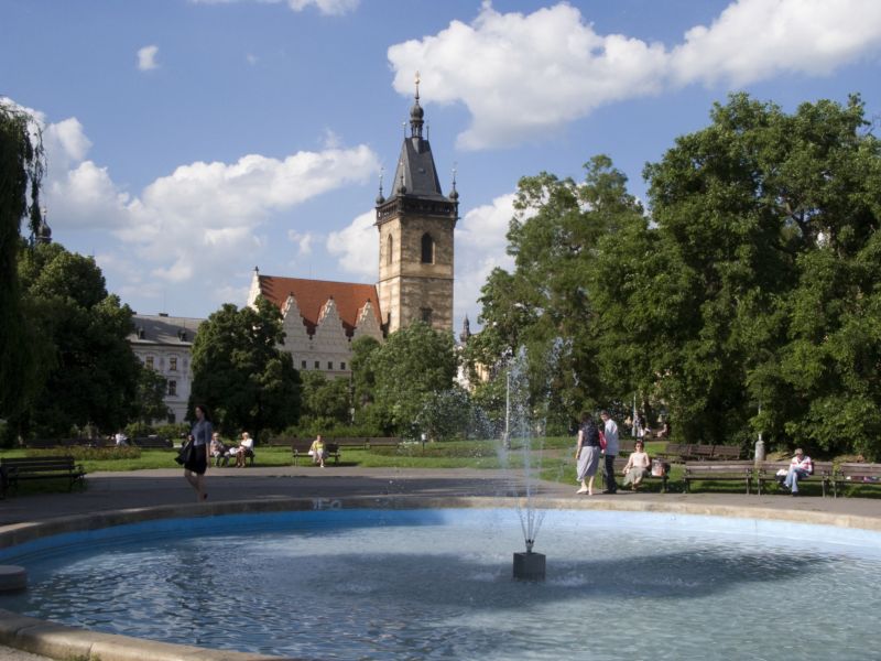 Pohled z Karlovo náměstí na Novoměstskou radnici. Pohled z Karlovo náměstí na Novoměstskou radnici.