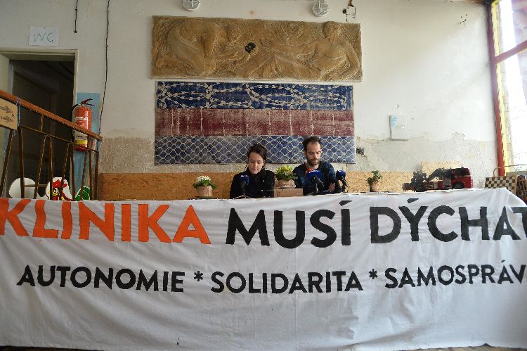 Tereza Virtová a Jakub Ort na tiskové konferenci Autonomního sociálního centra Klinika ke stanovisku k neexistujícímu kolaudačnímu rozhodnutí, nabídce alternativních prostor a k setrvání v objektu Jeseniova 60.