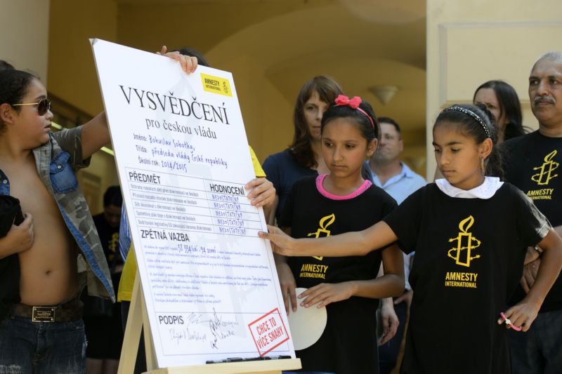 Snímek z kampaně Smažme rozdíly společnosti Amnesty International, která vydala výzkumnou zprávu upozorňující na přetrvávající diskriminační postupy v českém školství, zejména vůči romským dětem.