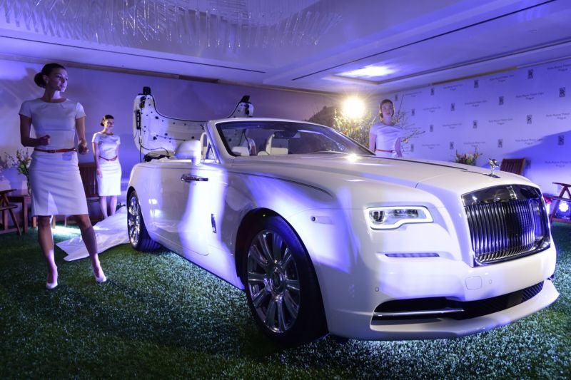 Otevření showroomu Rolls-Royce v Praze doprovázely modelky a česká premiéra modelu Dawn.