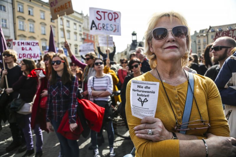 Asi 1500 lidí se sešlo na hlavním náměstí v polském Krakově na protest proti návrhu zákona, který by zakázal veškeré potraty v zemi. Asi 1500 lidí se sešlo na hlavním náměstí v polském Krakově na protest proti návrhu zákona, který by zakázal veškeré potraty v zemi.