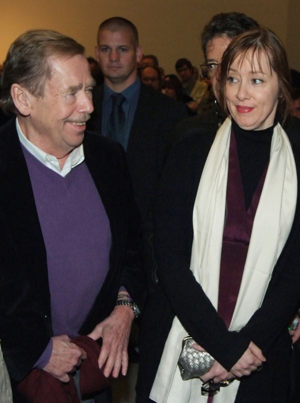 Bývalý český prezident Václav Havel a americká písničkářka Suzanne Vega se setkali na koncertu Už je to tady, který v roce 2009 v Pražské křižovatce uspořádal Václav Havel k 20. výročí listopadových událostí roku 1989. Bývalý český prezident Václav Havel a americká písničkářka Suzanne Vega se setkali na koncertu Už je to tady, který v roce 2009 v Pražské křižovatce uspořádal Václav Havel k 20. výročí listopadových událostí roku 1989.