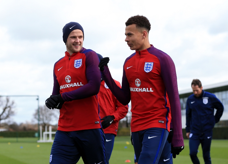 Eric Dier a Dele Alli (vlevo) na tréninku anglické fotbalové reprezentace.