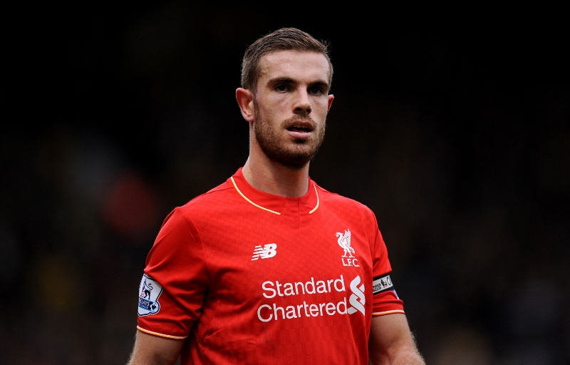 Kapitán Liverpoolu Jordan Henderson.