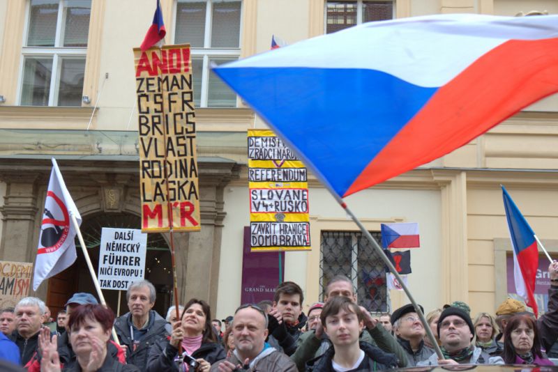Snímek demonstrantů v Hybernské ulici. Snímek demonstrantů v Hybernské ulici.