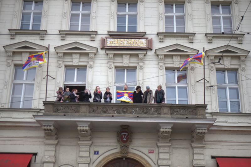 FAMU si stojí za svým názorem - tibetská vlajka visí i v těchto dnech.