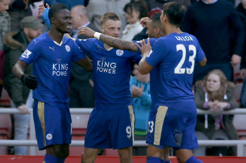 Fotbalisté Leicesteru slaví vstřelený gól.
