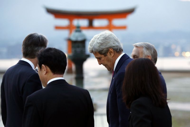 Kerry je nejvýše postaveným americkým vládním činitelem, jaký kdy do Hirošimy zavítal.