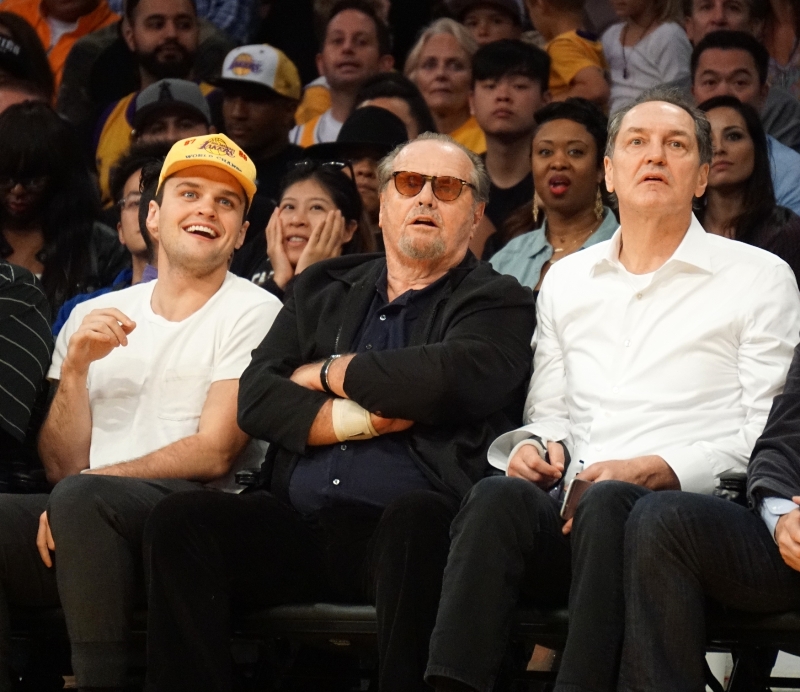 Jack Nicholson se synem Rayem vyrazili na šlágr NBA.