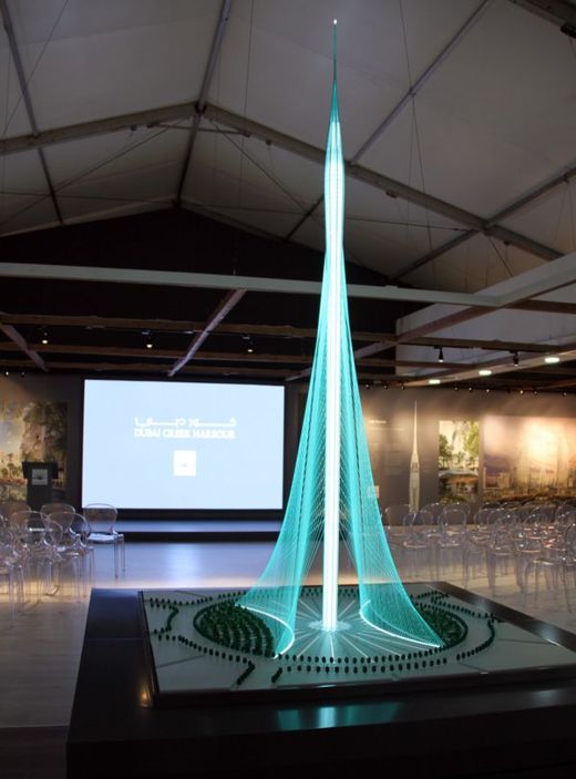 Štíhlá věž svým tvarem připomíná minaret.