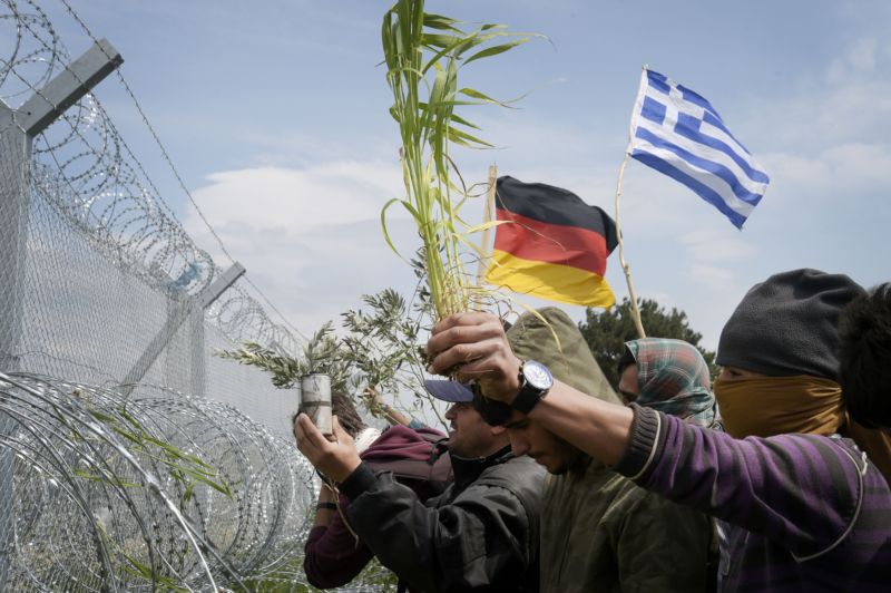 Migranti protestují na řeckých hranicích.