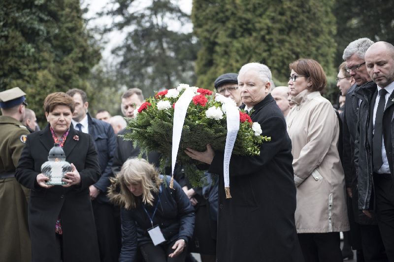 Bratr zesnulého prezidenta Jaroslaw Kaczyński na pietní akci.