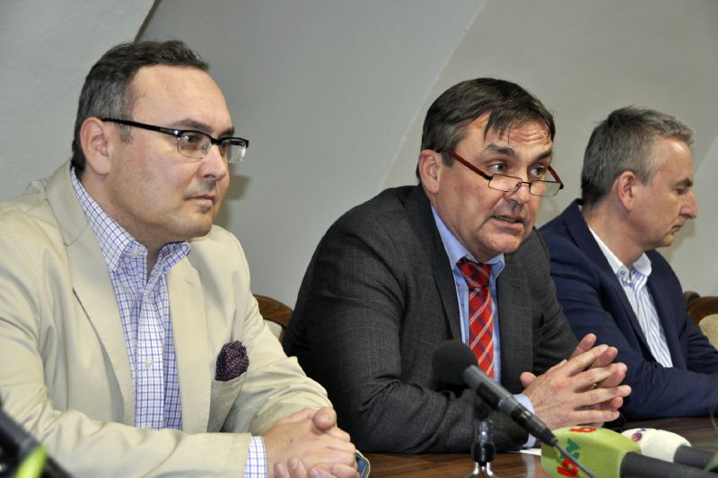 Brněnský primátor Petr Vokřál (uprostřed) a jihomoravský předseda ANO Marek Janíček (vlevo) vystoupili 11. dubna na tiskové konferenci v Brně. 