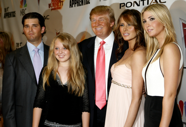 Donald Trump se svými dětmi a manželkou (druhá zprava).