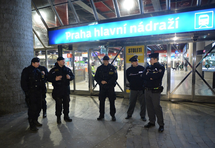 Policie před budovou hlavního nádraží v Praze. Policie před budovou hlavního nádraží v Praze.