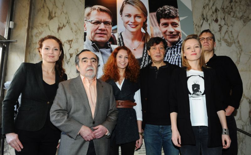 Režisér s herci v hlavních rolích. Na snímku zleva Markéta Hrubešová, Dušan Klein, Denisa Nesvačilová, Pavel Kříž, Linda Rybová, David Matásek. Režisér s herci v hlavních rolích. Na snímku zleva Markéta Hrubešová, Dušan Klein, Denisa Nesvačilová, Pavel Kříž, Linda Rybová, David Matásek.
