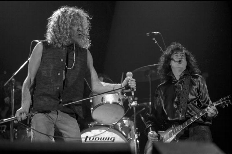 Led Zeppelin v dobách své největší slávy. Zpěvák Robert Plant (vlevo) a kytarista Jimmy Page. Led Zeppelin v dobách své největší slávy. Zpěvák Robert Plant (vlevo) a kytarista Jimmy Page.