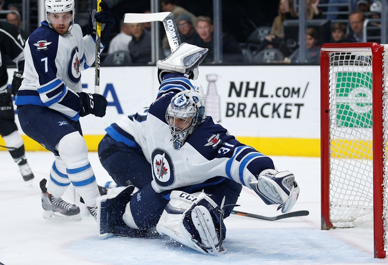 Brankář Ondřej Pavelec nebude startovat na hokejovém mistrovství světa v Rusku. 