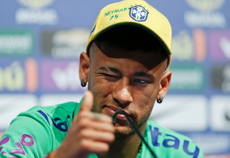 Hvězdný brazilský útočník Neymar podle španělského listu AS chce zůstat v Barceloně, ale v nové smlouvě požaduje pětinásobek současného platu. 