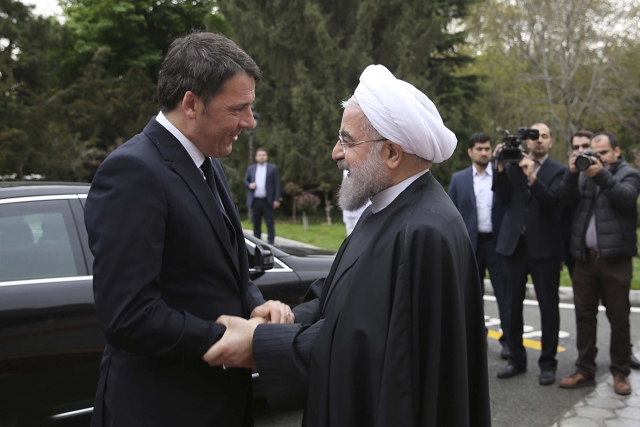 Setkání italského premiéra Mattea Renziho a íránského prezidenta Hasana Rúháního v Teheránu.