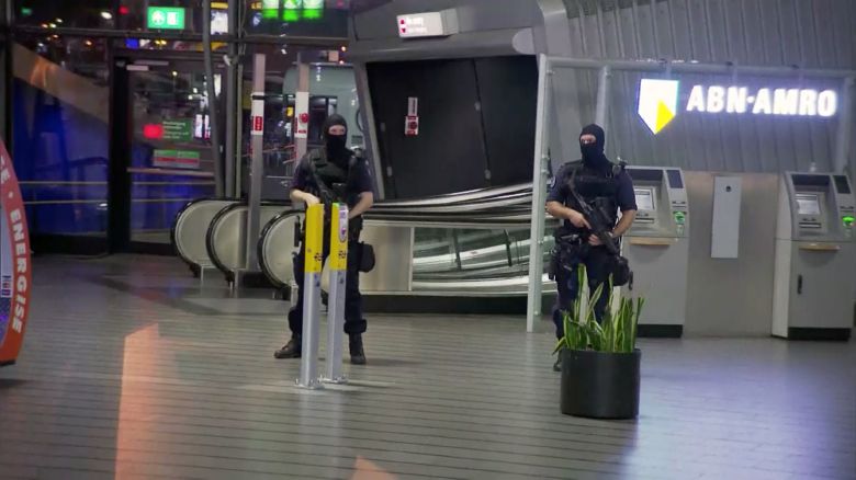 Policisté  na amsterdamském letišti.