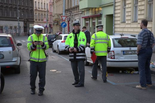 Policisté vyšetřují řádění opilého policisty.