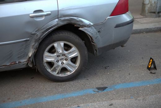 Policista způsobil škodu na řadě vozů.