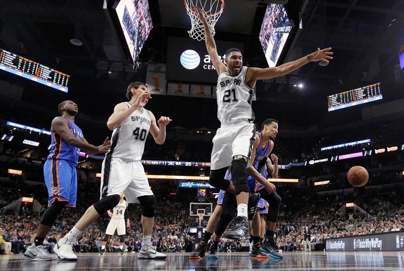 Basketbalisté San Antonia porazili v NBA 102:98 po prodloužení Oklahomu a čtyřicátým domácím vítězstvím v sezoně vyrovnali rekord Bostonu z ročníku 1985/86. 