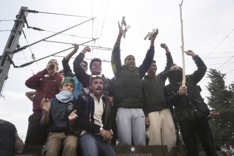 Migranti bránící se opuštění Řecka.