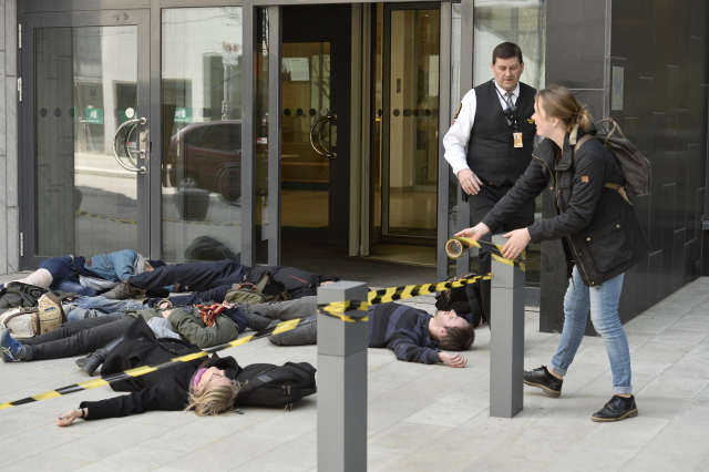 Ekologové protestují proti švédskému koncernu Vattenfall před sídlem ve Stockholmu.