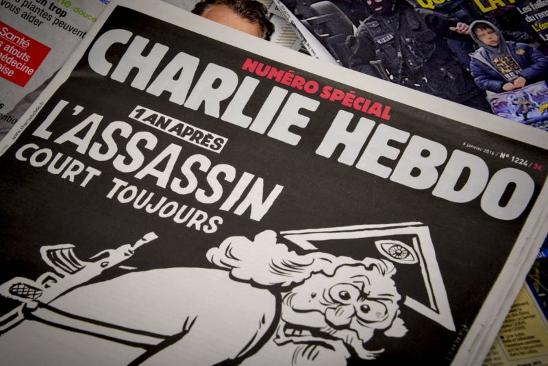 Střelec zbraněmi zaútočil na redakci Charlie Hebdo. Střelec zbraněmi zaútočil na redakci Charlie Hebdo.