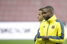 Největší ofenzivní hvězdy Villarrealu. Zprava střelec dvou gólů z úvodního utkání Cédric Bakambu a Roberto Soldado z Villarrealu na tréninku uspořádaném 13. dubna v Praze před odvetou čtvrtfinále fotbalové Evropské ligy proti Spartě Praha.