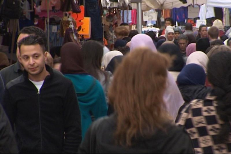 Vlevo na snímku belgický islamista Salah Abdeslam. Vlevo na snímku belgický islamista Salah Abdeslam.