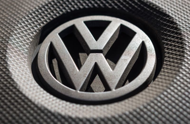 Emisního skandál automobilky Volkswagen přijde zřejmě pěkně draho.
