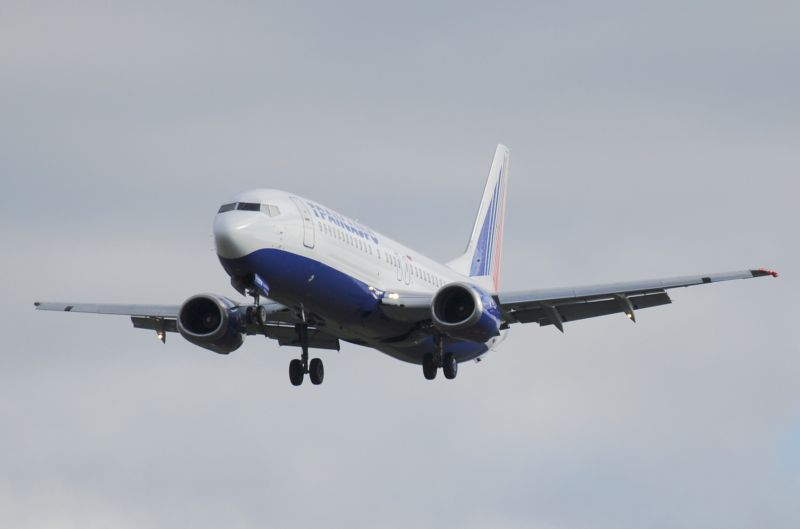 Boeing B-737 letecké společnosti Transaero přistává v Pardubicích.