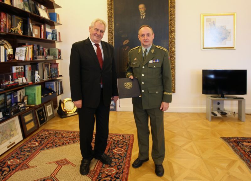 Prezident Miloš Zeman (vlevo) jmenoval v Praze brigádního generála Jana Kašeho (vpravo) novým šéfem vojenské kanceláře Pražského hradu.