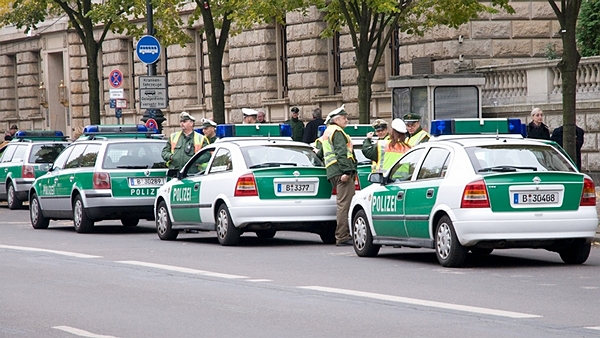 Devět set policistů a zaměstnanců finanční a celní správy se ve středu večer zúčastnilo razie v největším berlínském nevěstinci. 