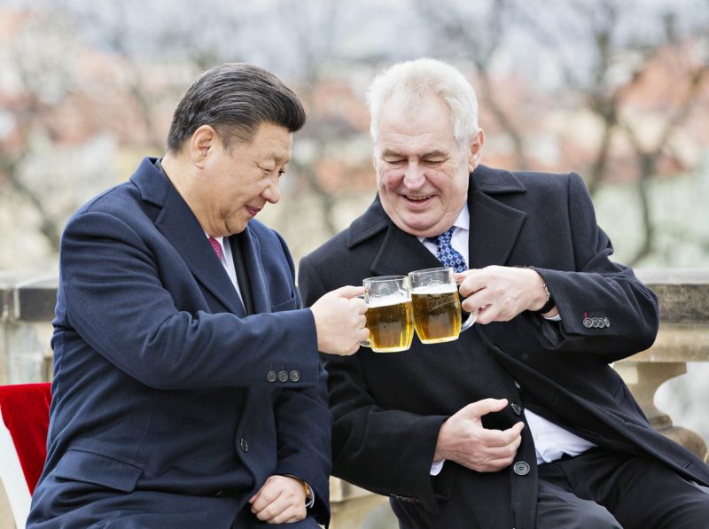 Čínský prezident Si Ťin-pching (vlevo) s českým prezidentem Milošem Zemanem. Čínský prezident Si Ťin-pching (vlevo) s českým prezidentem Milošem Zemanem.