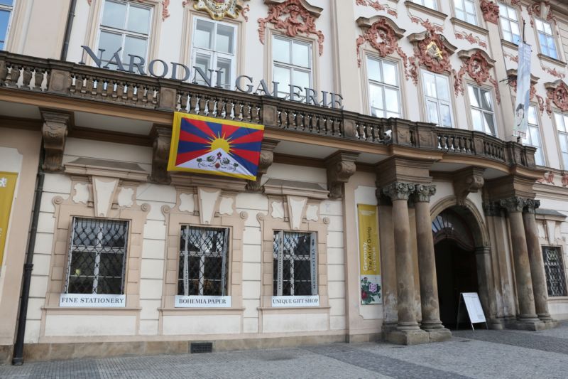 Vyvěšená vlajka Tibetu na budově Národní galerie na Staroměstském náměstí v Praze. 