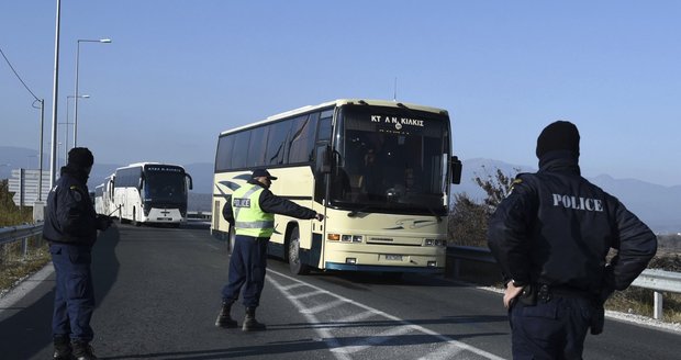 Řecká policie zadržela při potyčce desítky uprchlíků a Španělku. Řecká policie zadržela při potyčce desítky uprchlíků a Španělku.