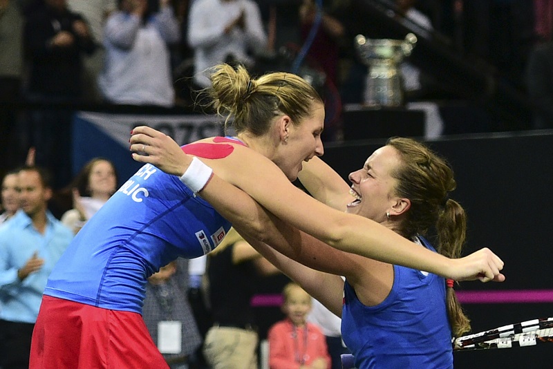 Zprava Barbora Strýcová a Karolína Plíšková.