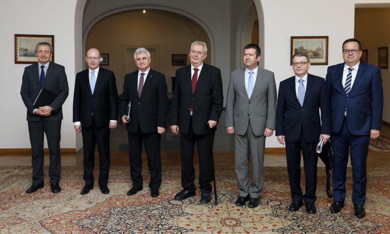 Vrcholní ústavní činitelé na Hradě diskutovali o migrační krizi. Vrcholní ústavní činitelé na Hradě diskutovali o migrační krizi.