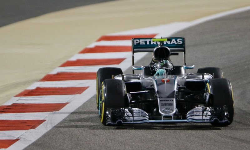 Vozy Mercedes ve druhé tréninku na Ferrari nestačily.