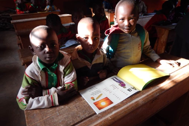 Africké děti se slabikářem, kterému konečně rozumějí.