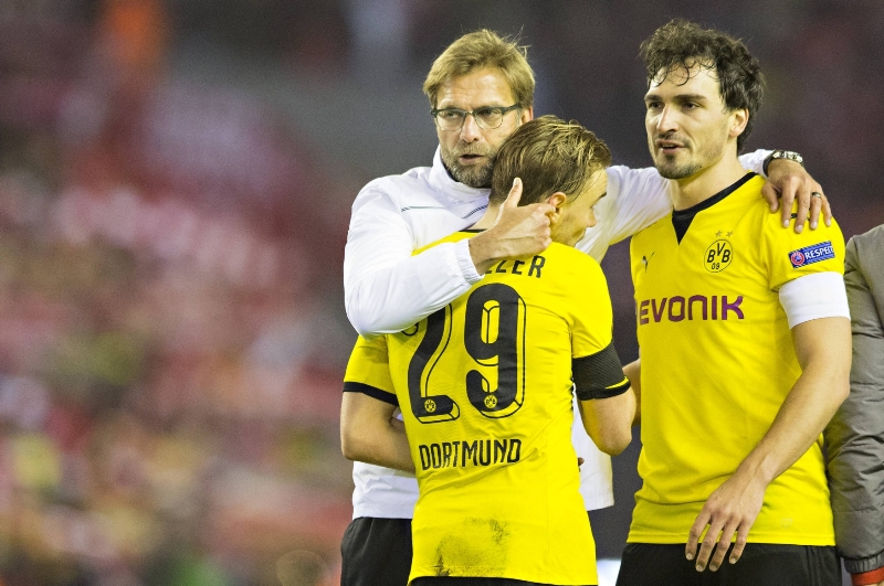 Trenér Jürgen Klopp utěšuje bývalé svěřence. 