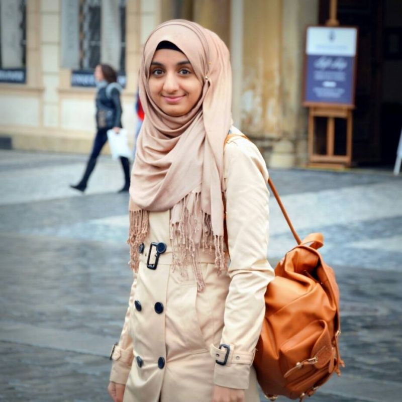 Studentka druhého ročníku teplického gymnázia Eman Ghaleb. Studentka druhého ročníku teplického gymnázia Eman Ghaleb.
