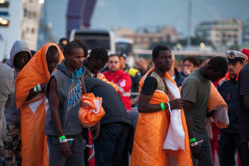 Zachránění afričtí migranti. Zachránění afričtí migranti.