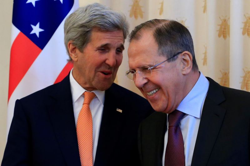 John Kerry (vlevo) a Sergej Lavrov. John Kerry (vlevo) a Sergej Lavrov.